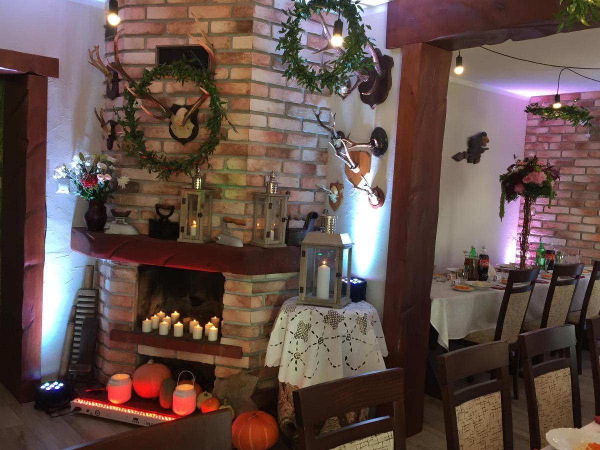 Stajnia Pod Debem Acomodação com café da manhã Starachowice Exterior foto